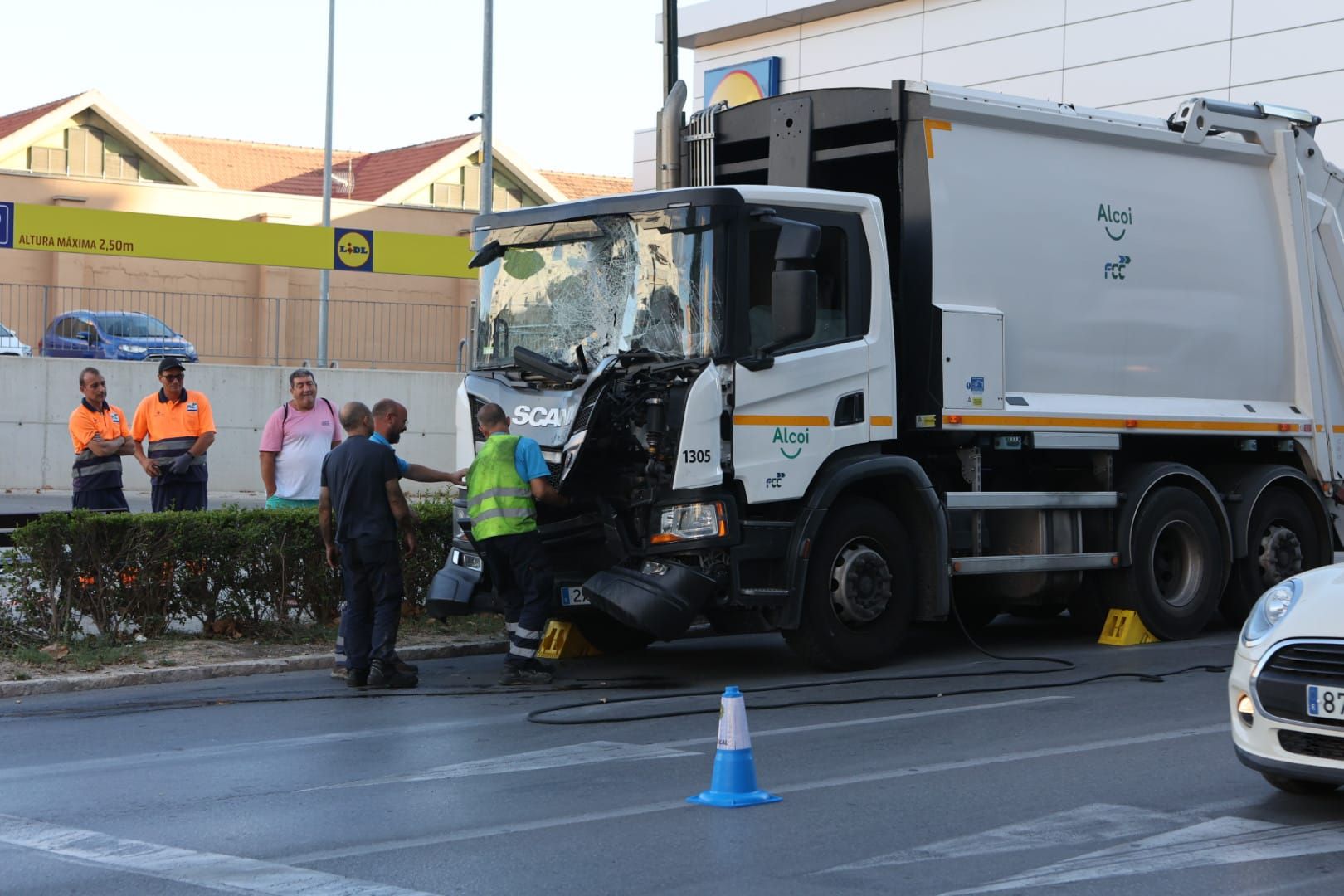 Un camión derriba un semáforo y un árbol en la calle València de Alcoy