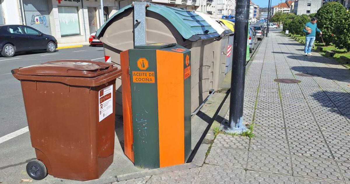 Un contenedor marrón junto a otros en una calle del núcleo urbano. | CEDIDA