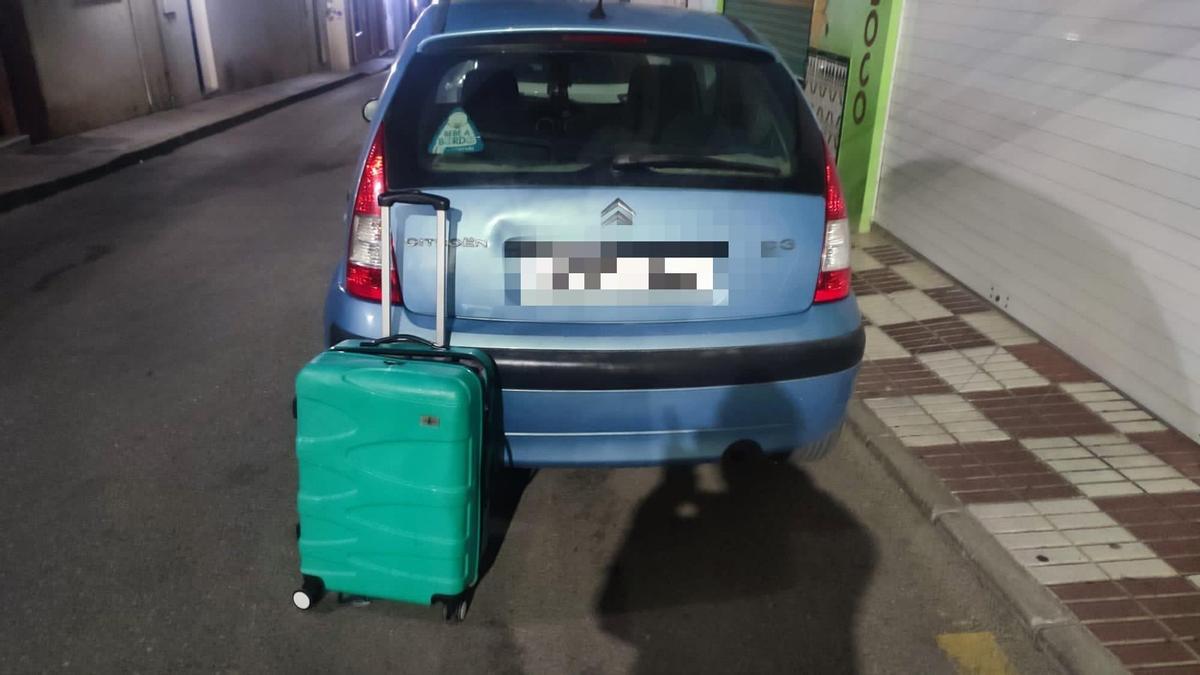 Agentes de la Policía Local de Mijas observaron en Las Lagunas como dos varones con actitud sospechosa sustraían una maleta del interior de un vehículo.
