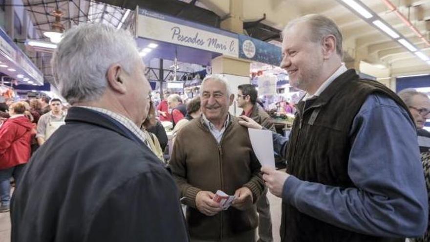 El candidato socialista visitó ayer un mercado.