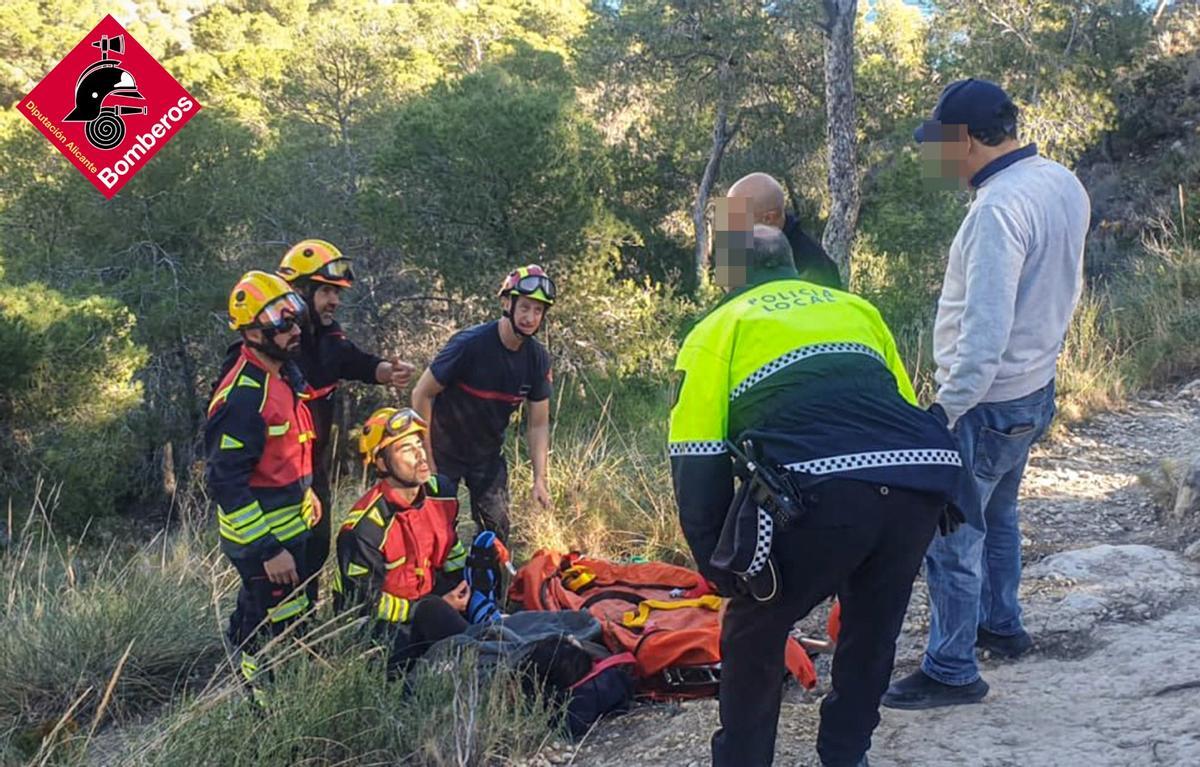 Uno de los momentos del rescate de la senderista