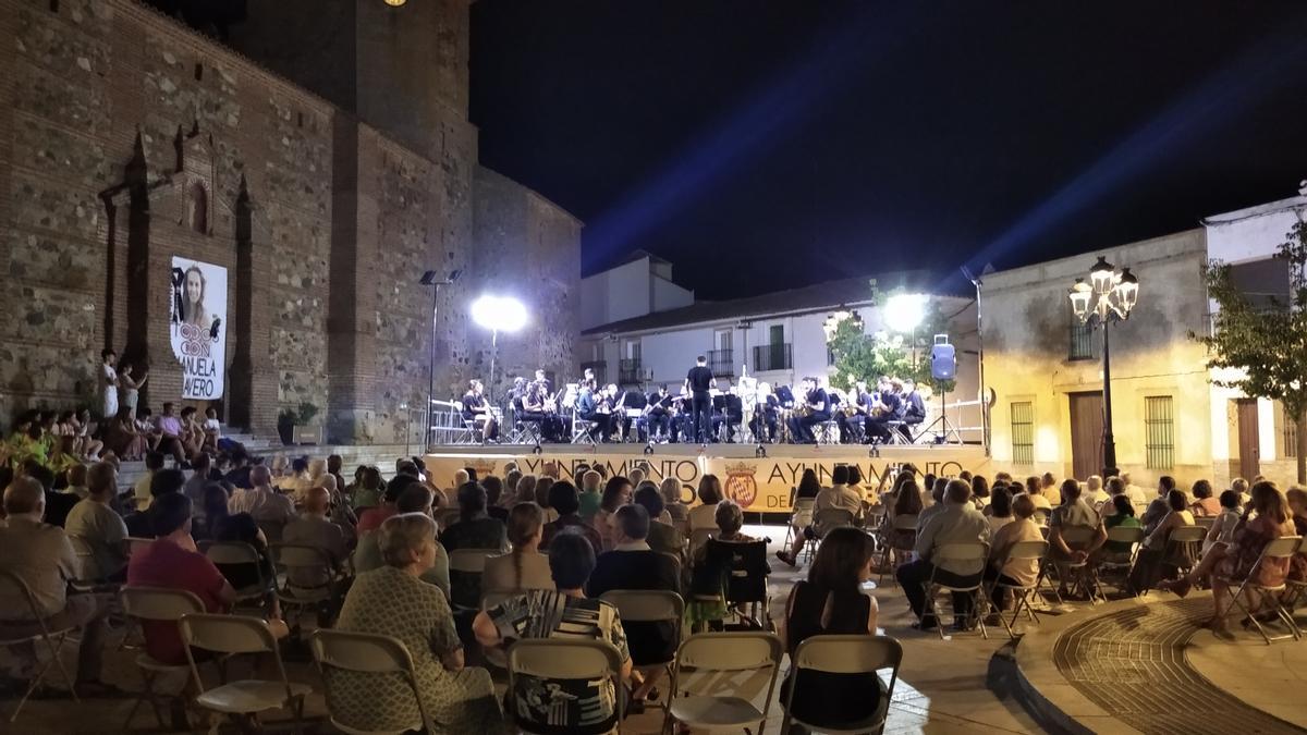 Concierto de la banda de música Monesterio-Cabeza la Vaca en la Plaza del Pueblo