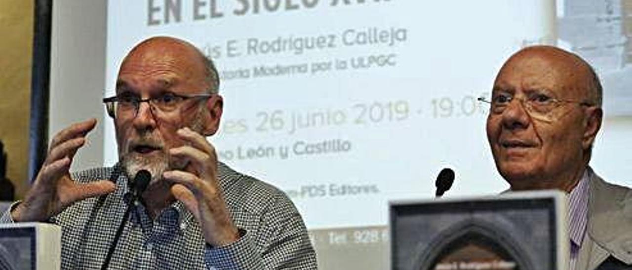 Jesús Rodríguez Calleja (i), junto a Francisco González en la presentación de su libro sobre la población de Telde en el siglo XVII en la casa museo León y Castillo.