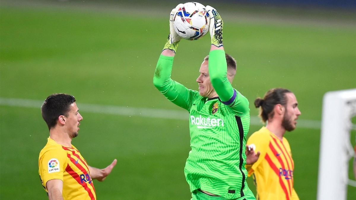 Ter Stegen detine un balón ante Osasuna