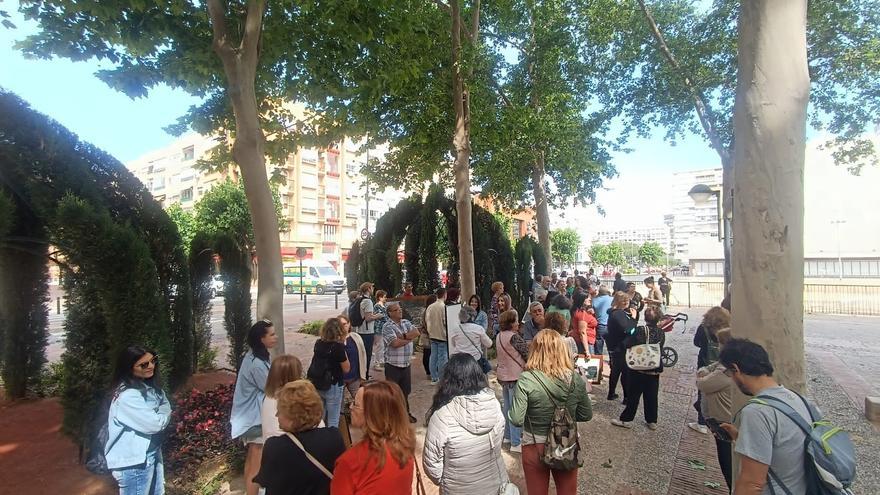 Los vecinos de Benizar protestan a las puertas de San Esteban pidiendo una solución para el arreglo de la carretera