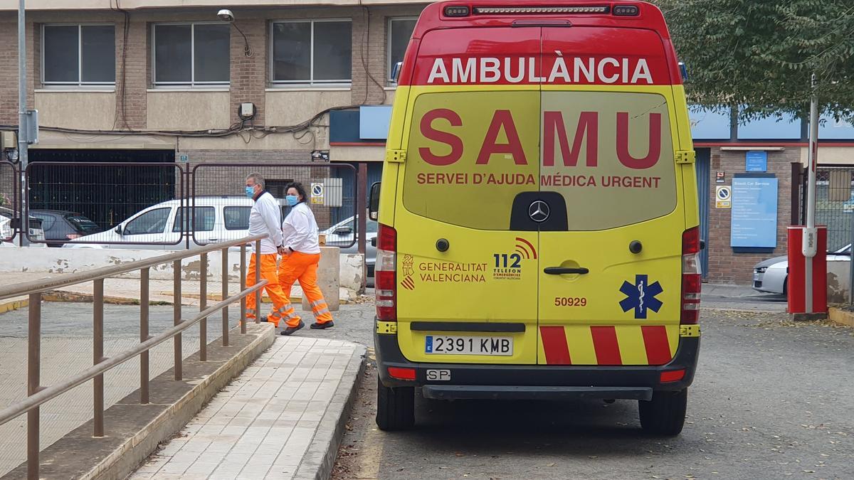Imagen de archivo de una ambulancia del SAMU en Alicante