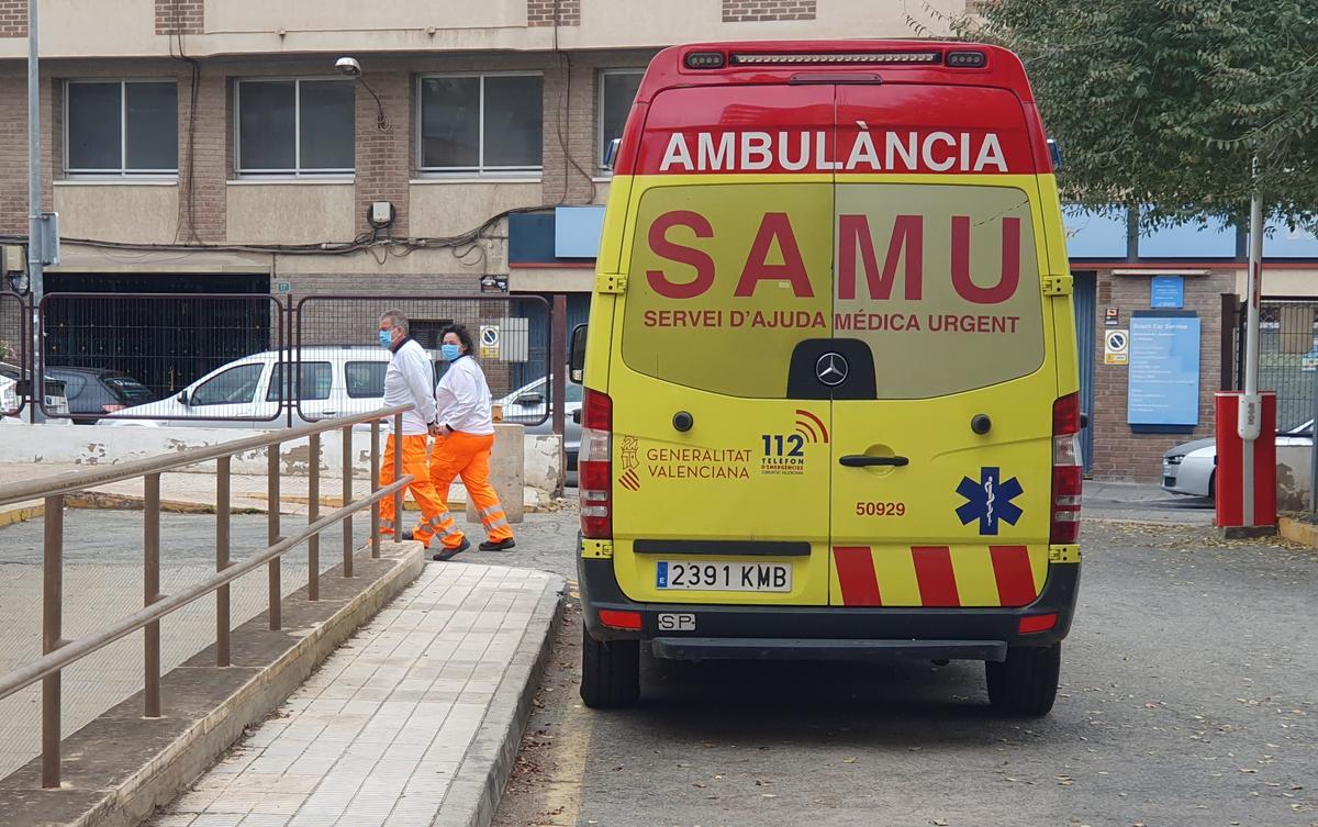 Imagen de archivo de una ambulancia del SAMU en Alicante.