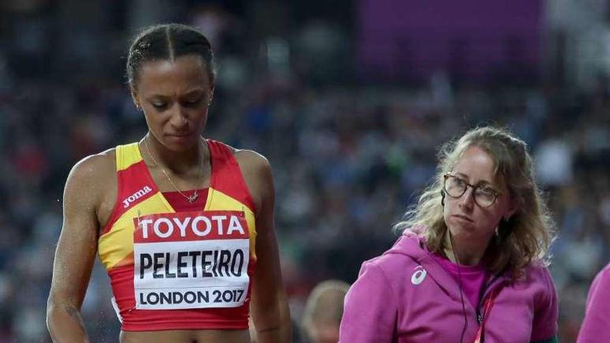 Ana Peleteiro, cabizbaja, tras lesionarse en la final de triple salto.