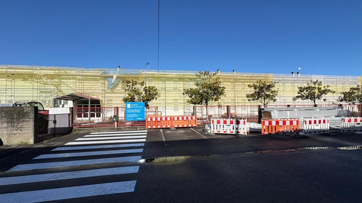 Andamios por las obras de sustitución d ela cubierta en el IES Pondal de Ponteceso
