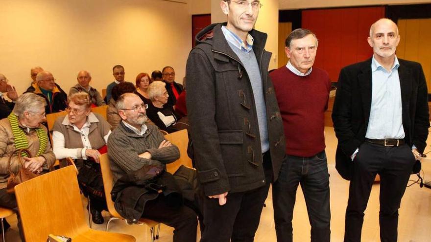 Por la izquierda, Álvaro González Franco, Laureano López y Miguel Rodríguez, antes del inicio de la charla.