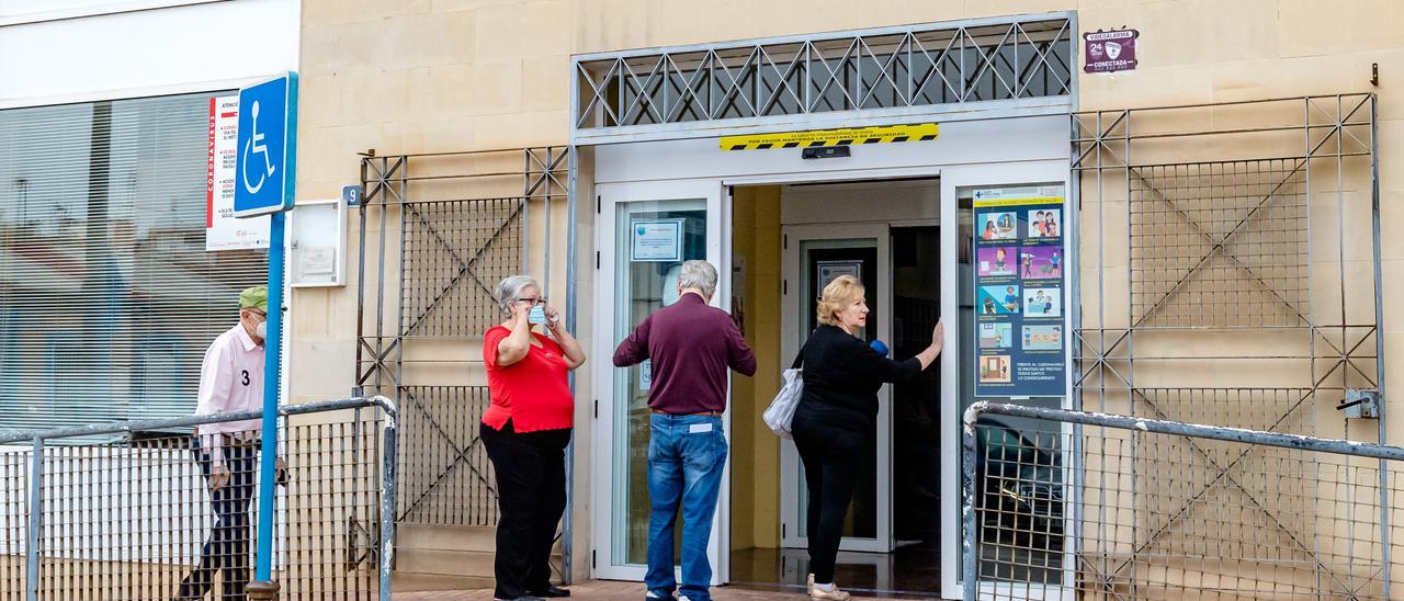 Personas mayores esperando para ser vacunadas de covid y gripe en un centro de salud de Alicante