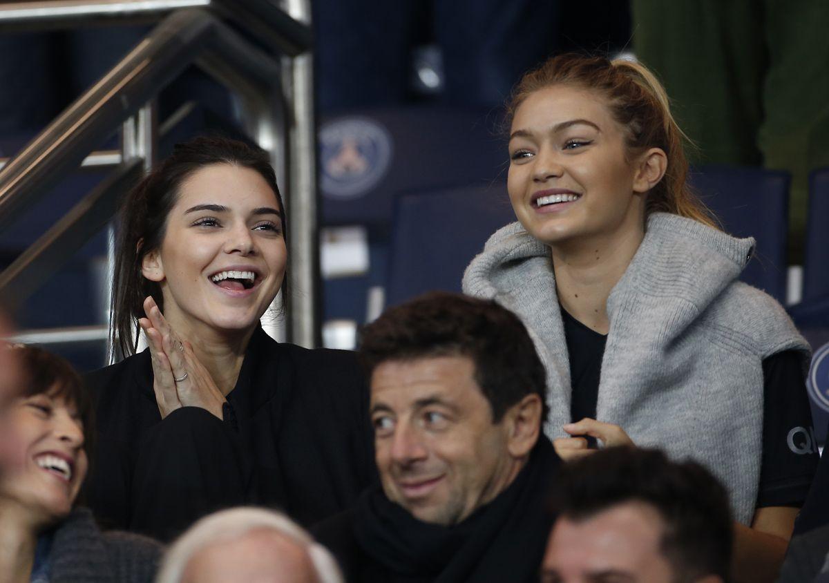 Kendall Jenner y Gigi Hadid difrutan del fútbol durante la semana de la moda de París