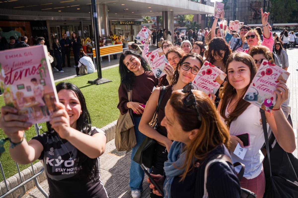 Firma de Emma Gil en Barcelona en Sant Jordi