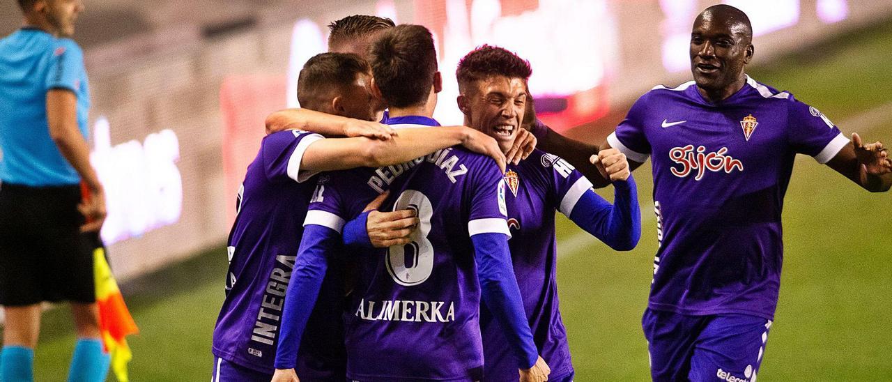 Por la izquierda, Bogdan, Cumic, Pedro Díaz, Nacho Méndez y Babin celebran el tanto de la victoria en Vallecas.