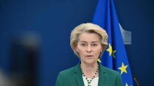 Archivo - La presidenta de la Comisión Europea, Ursula von der Leyen, durante una comparecencia ante la prensa en Bruselas (archivo)