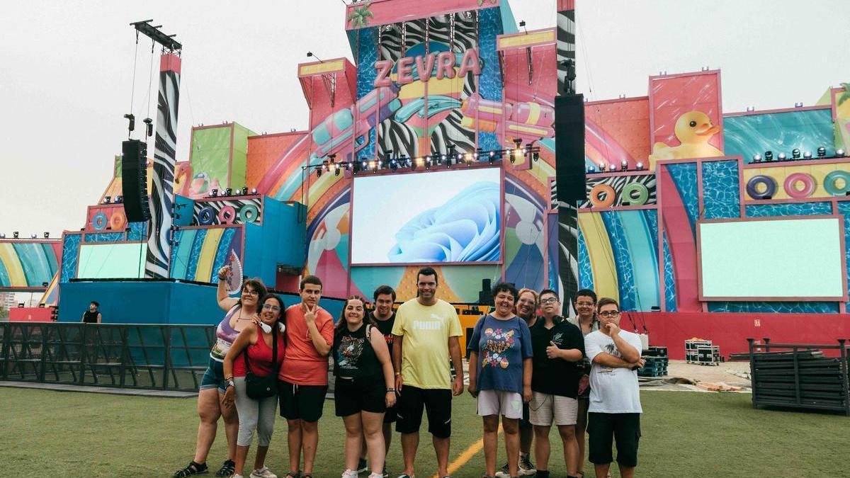 Algunos de los participantes en la visita al recinto del festival, ante el escenario principal.