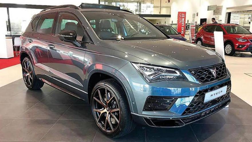 El nuevo Cupra Ateca en la exposición de Marineda Motor en A Coruña. MARINEDA MOTOR