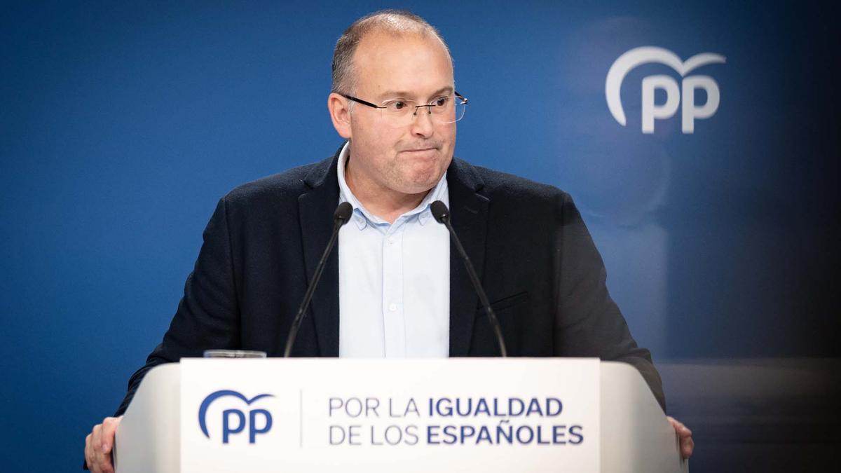 El vicesecretario de Organización del PP, Miguel Tellado, ante la prensa, este lunes.
