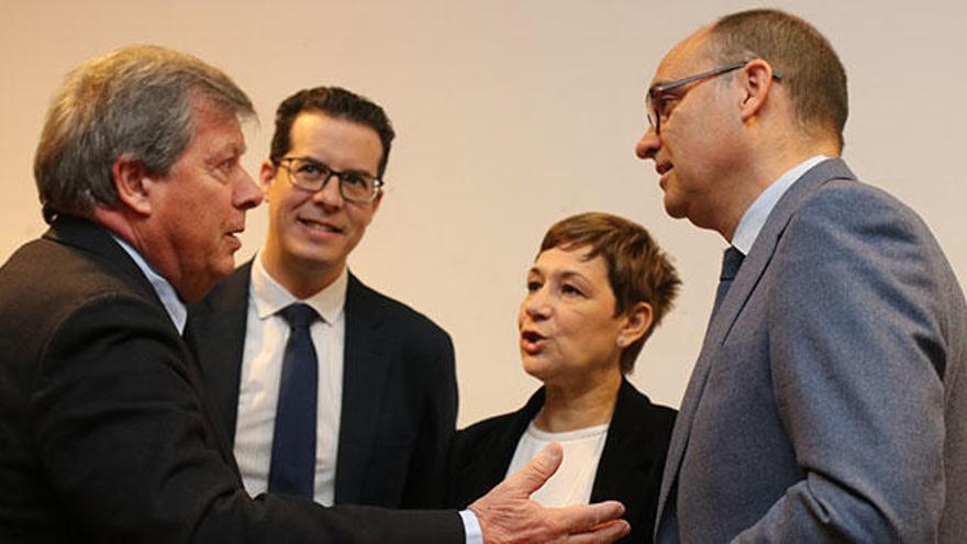 Porta, Alfaro, Palomar e Íñiguez conversan antes del acto público. Experto Universitario en Diseño Digital y Tecnología del Calzado UA