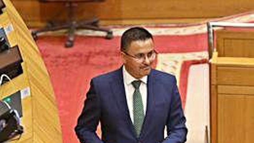 José González, ayer, en el pleno del Parlamento.