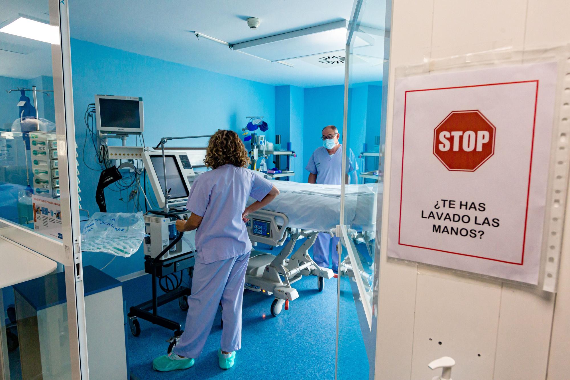 Los hospitales vacían sus unidades de críticos tras llegar a atender a la vez a 258 pacientes