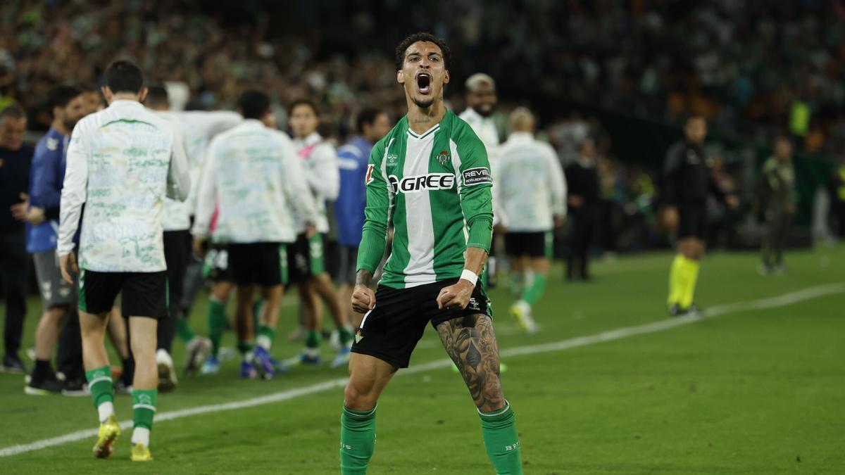 Antony celebra el gol de Bellerín en el Real Betis Balompié-Real Madrid de Liga en La Cartuja
