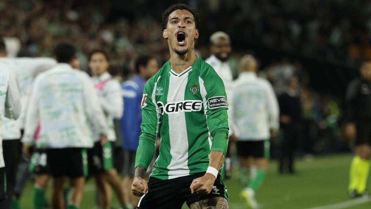 Antony celebra el gol de Bellerín en el Real Betis Balompié-Real Madrid de Liga en La Cartuja