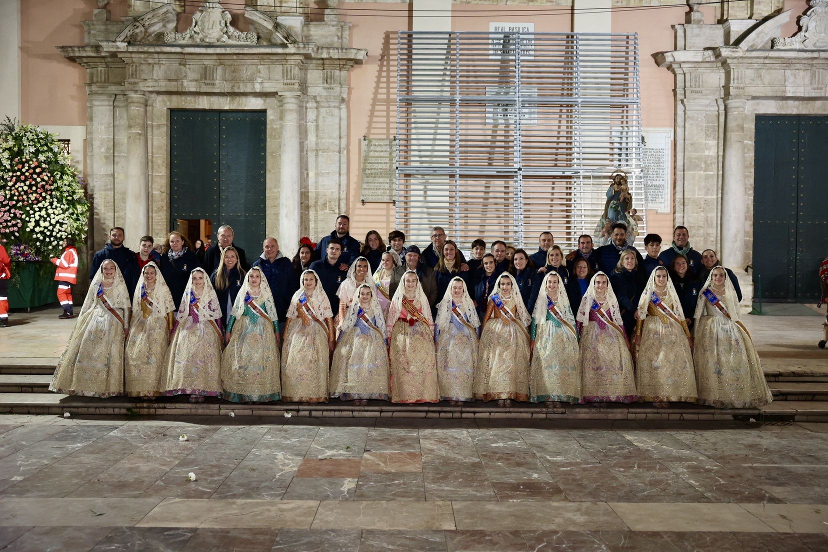 La fallera mayor infantil de València, ante la Virgen