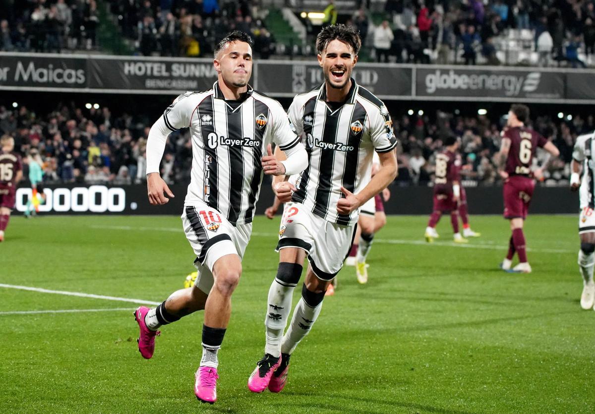 Suero y Alcazar celebran el 2-0.