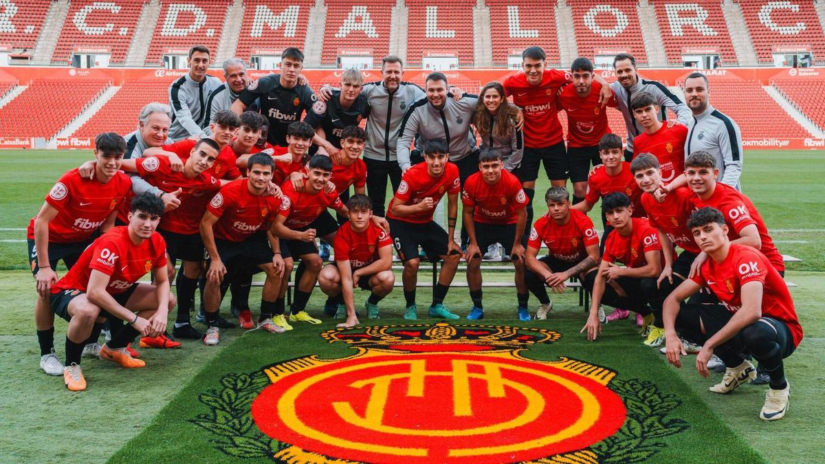 Técnicos y jugadores del Mallorca juvenil posan en el estadio deSon Moix hace unos días