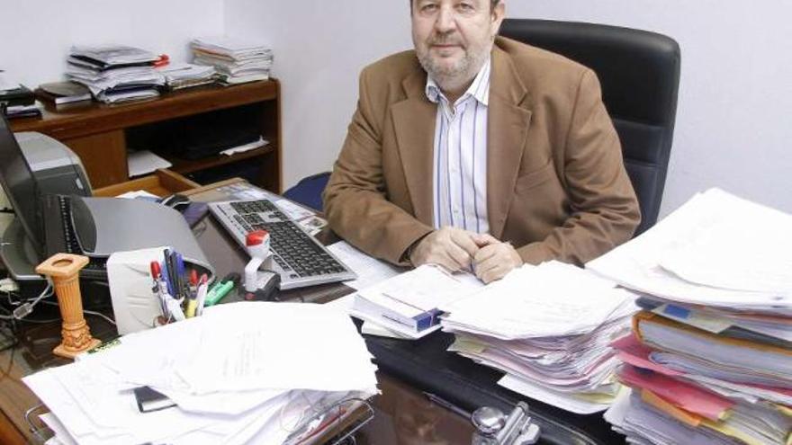 El fiscal de Seguridad Vial en Galicia, Carlos Gil, en su despacho.  // Jorge Santomé