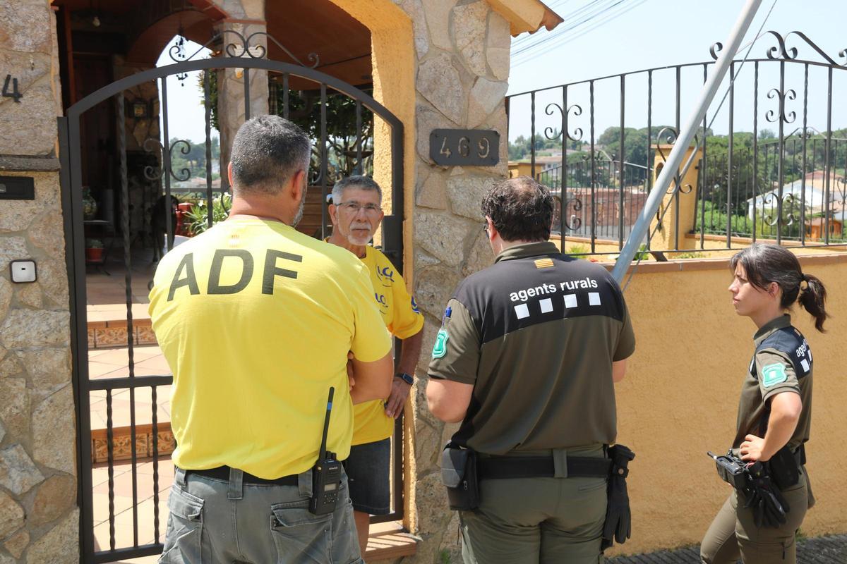 Els Agents Rurals i els ADF parlen amb un veí de Santa Coloma de Farners i l'assessoren