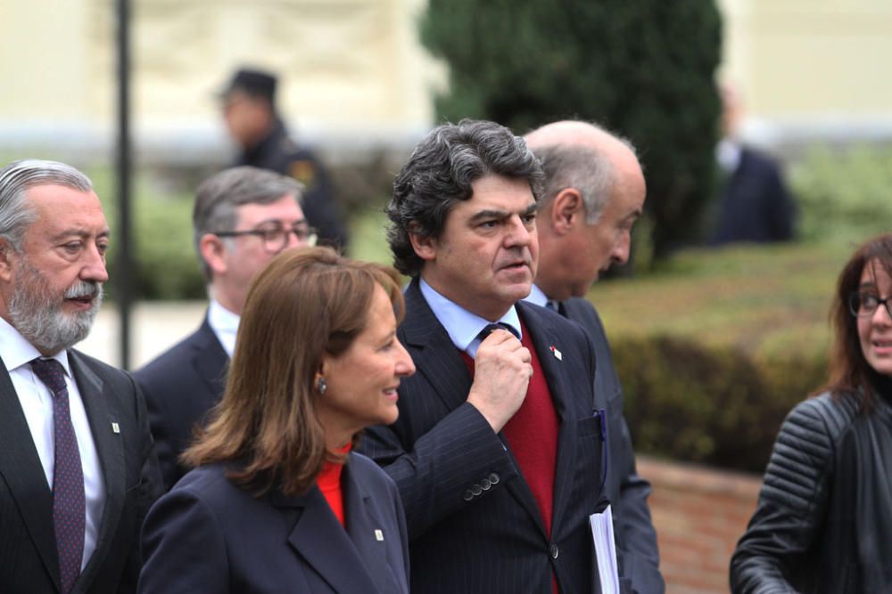 François Hollande y Mariano Rajoy son recibidos con honores junto al Ayuntamiento de Málaga. Antes del almuerzo, han visitado el Museo de Málaga.