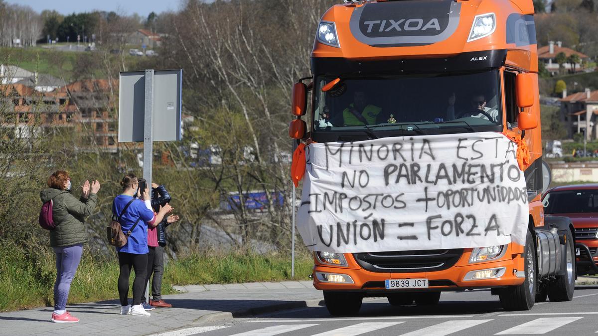 Un camión durante una jornada de protestas en Deza