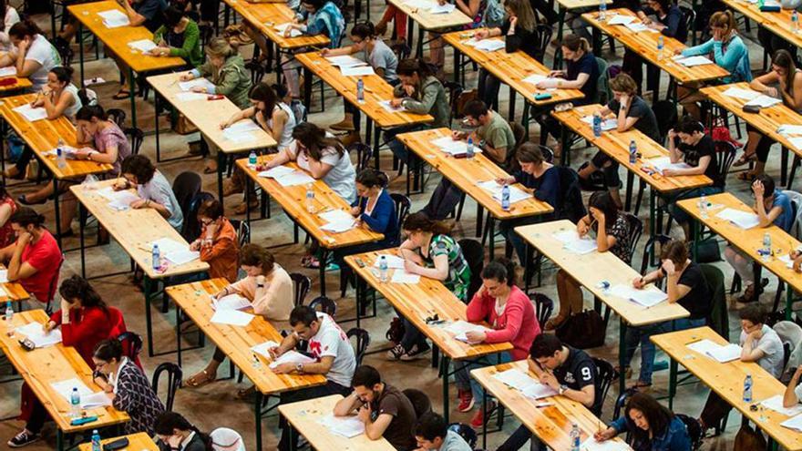 Alumnos en la realización de un examen (Satse)