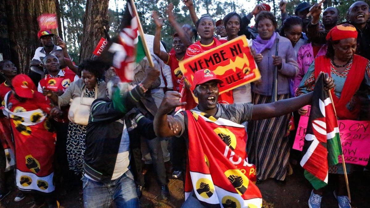 Simpatizantes del presidente Kenyatta y el partido Jubilee celebran la reelección, en Bomas of Kenya, en Nairobi, el 30 de octubre.