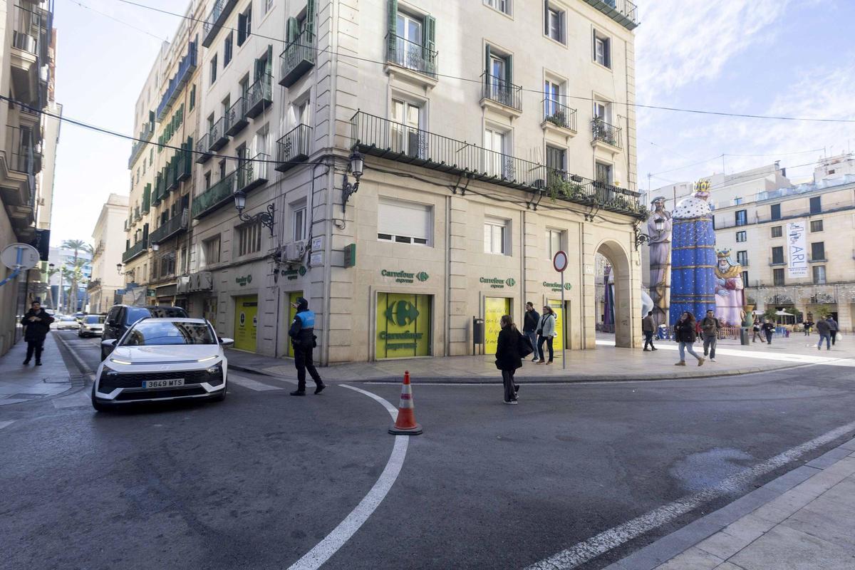 Nueva señalización que advierte del cierre al tráfico a la plaza del Ayuntamiento