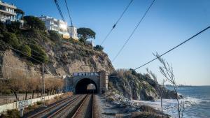 Bacelona 29/01/25 Economía. Traspaso en la gestión de rodalies, de R1 desde el clot hasta maçanets. Para un shorthand. Fotos y vídeos cortos de las paradas, y túneles que atraviesan la línea. Fotos des de la zona de conducción de la maquinista R1. Trayecto de subida (dirección Massanet Maçana). Fotos des de Caldes DEstrac fins Arenys de Mar. AUTOR: MANU MITRU