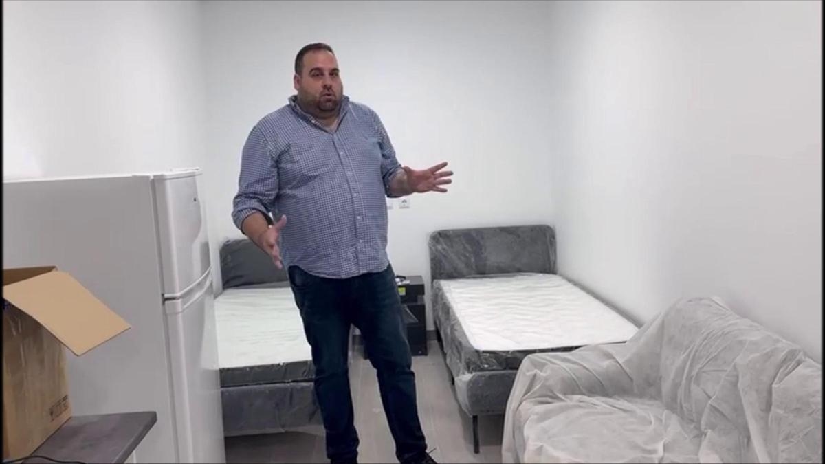 Fernando, propietario del búnker, muestra la zona de descanso, con dos camas.