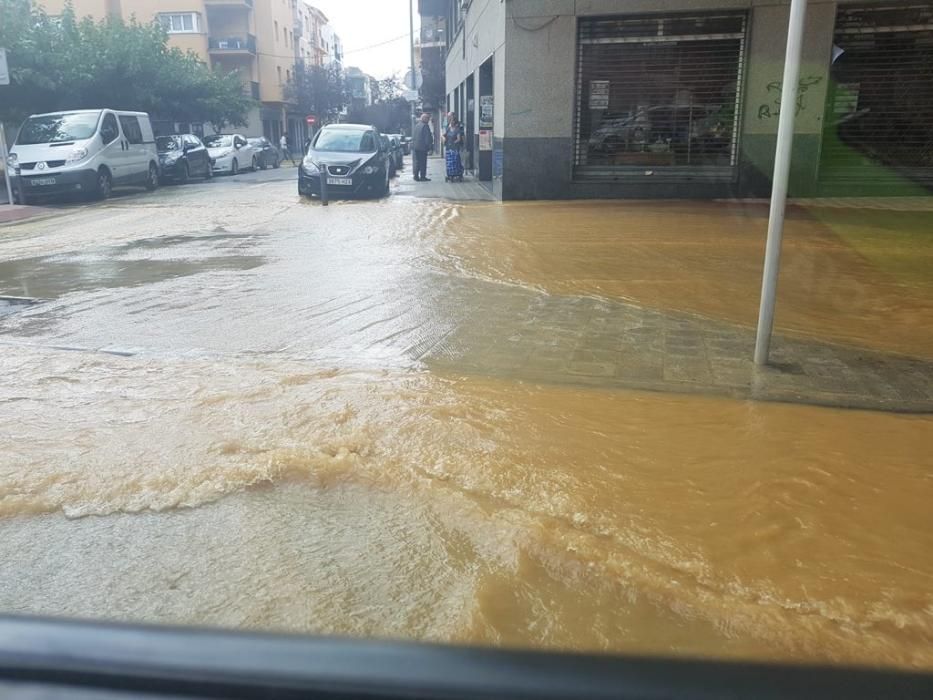 El centre de Roses s'inunda per una avaria