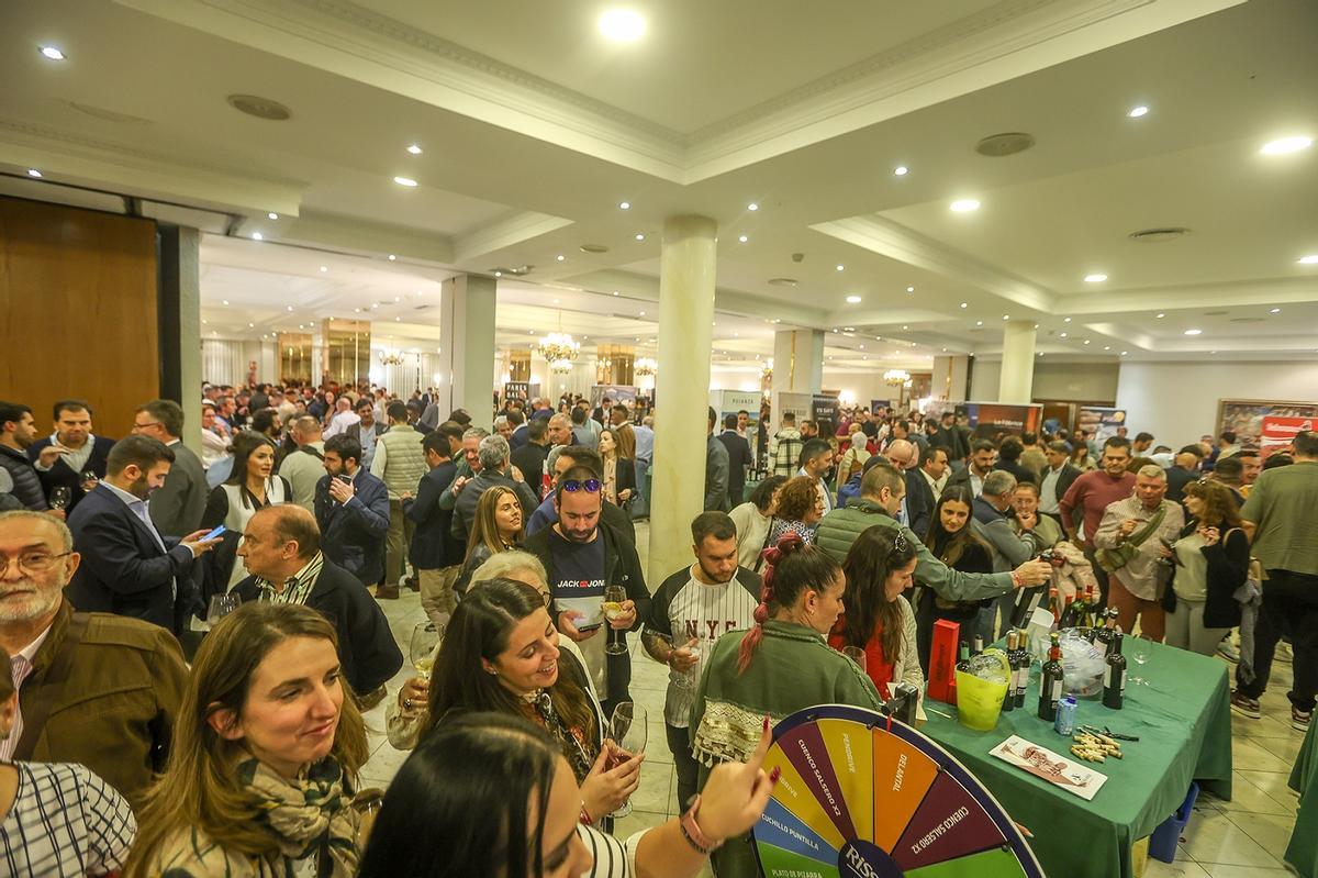 El Salón del Vino y la Gastronomía permite hacer nuevos contactos comerciales con las principales bodegas del sector.