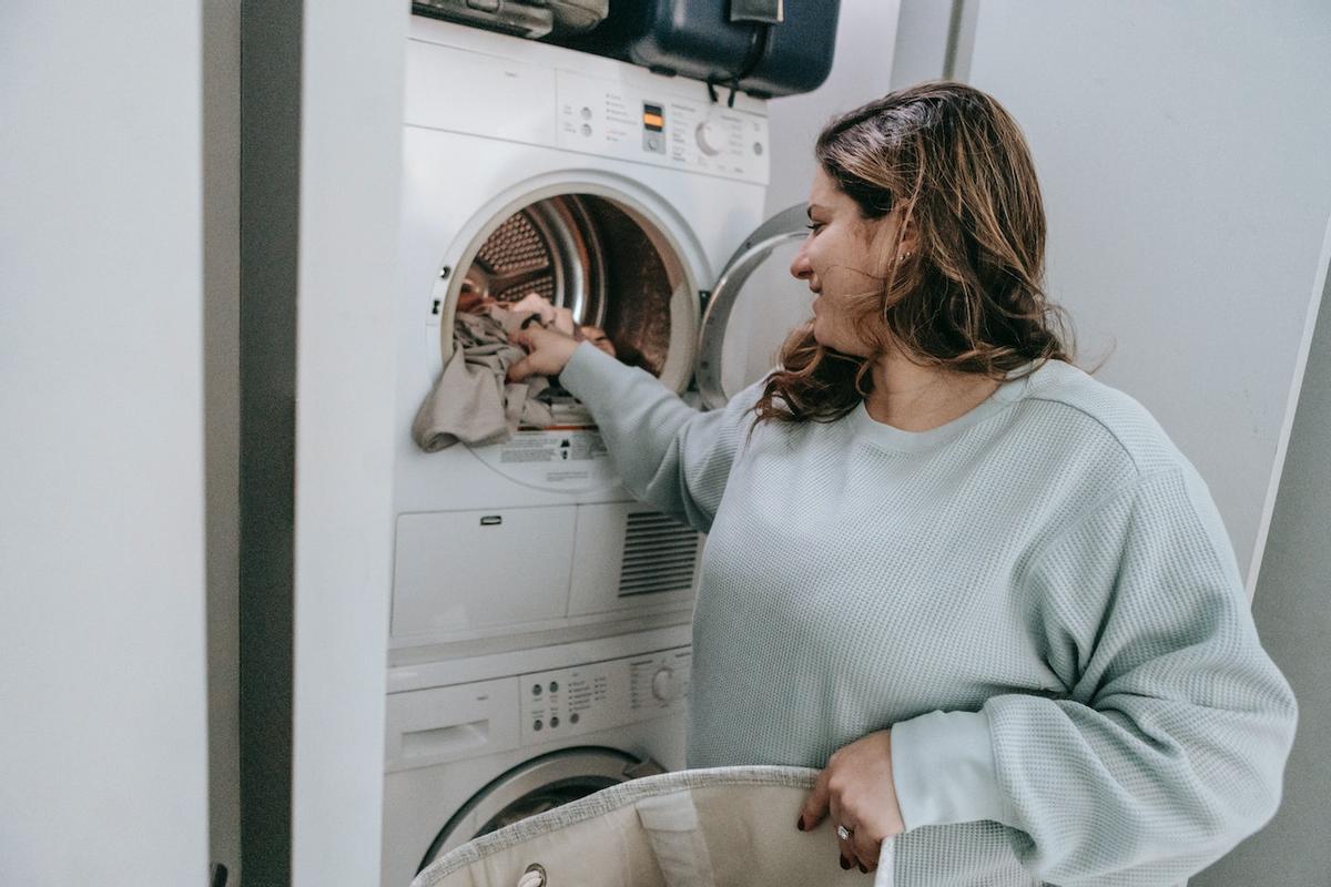 Uso de pelotas para secadora de lana para ropa más suave mientras se seca  en secadora en concepto de lavadora. Descargue la electricidad estática y  reduzca el tiempo de secado Fotografía de