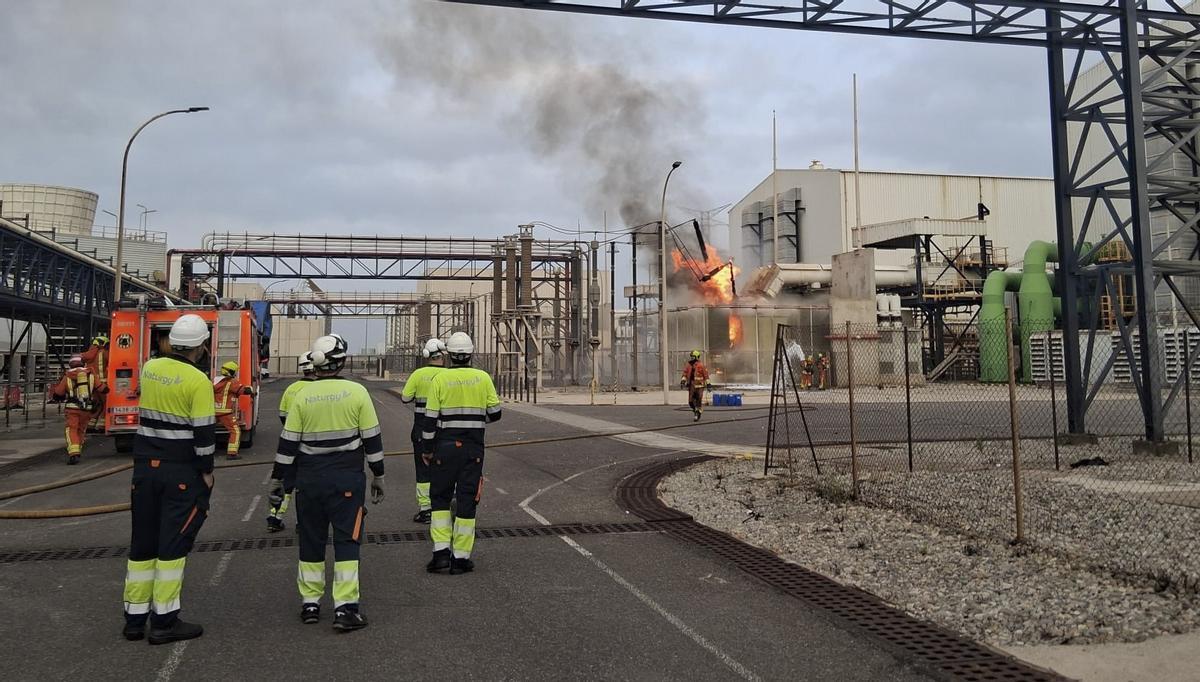 Bomberos sofocando el incendio
