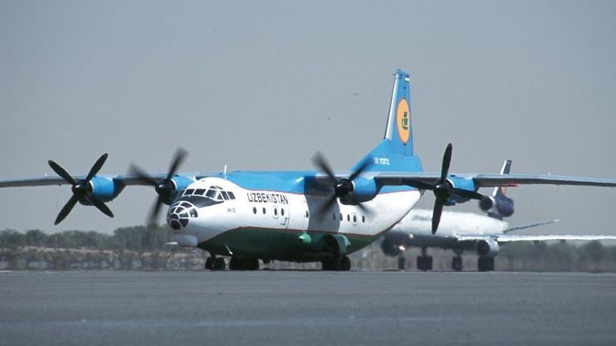 Un avión de transporte de mercancías Antonov An-12.