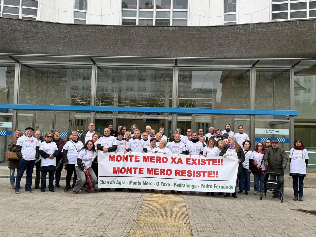 Protesta de los vecinos antes de la reunión