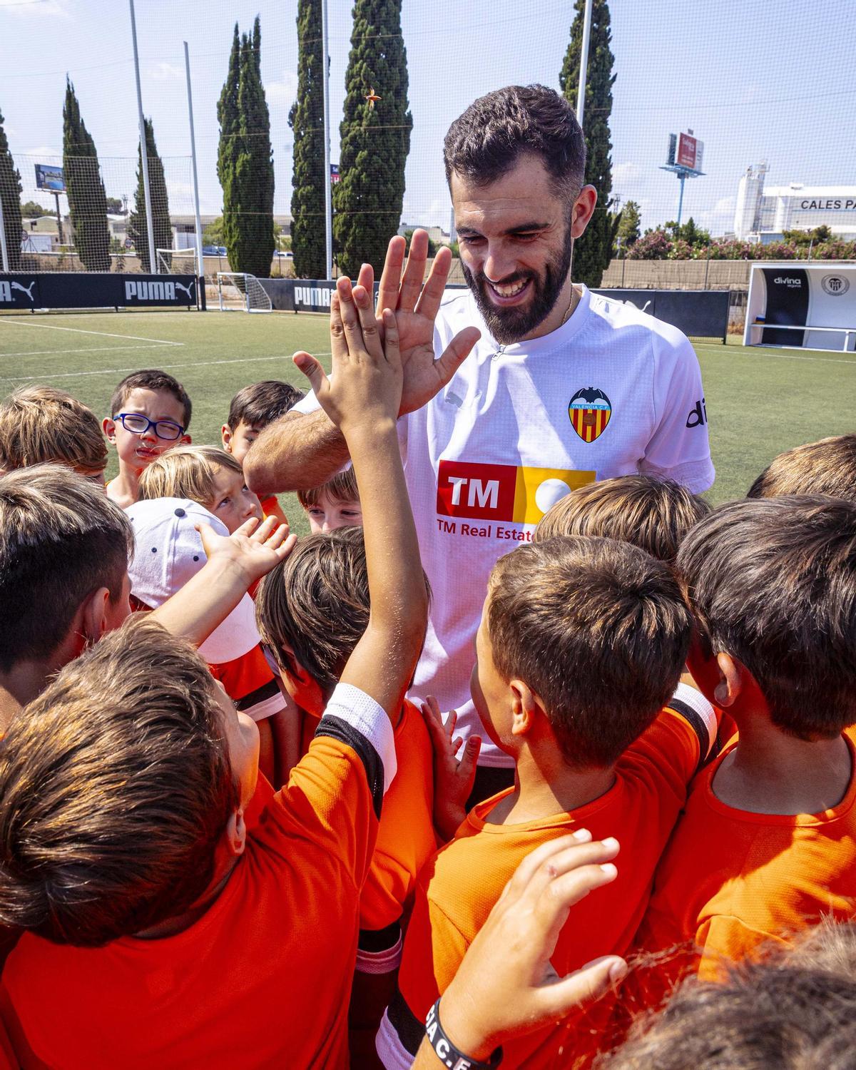 Luis Rioja y la nueva equipación 'home' desatan la locura en el Campus del Valencia CF