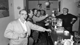 La memoria del histórico comercio de Xàbia: una "penya" de fiestas rescata las fotos de las tiendas perdidas