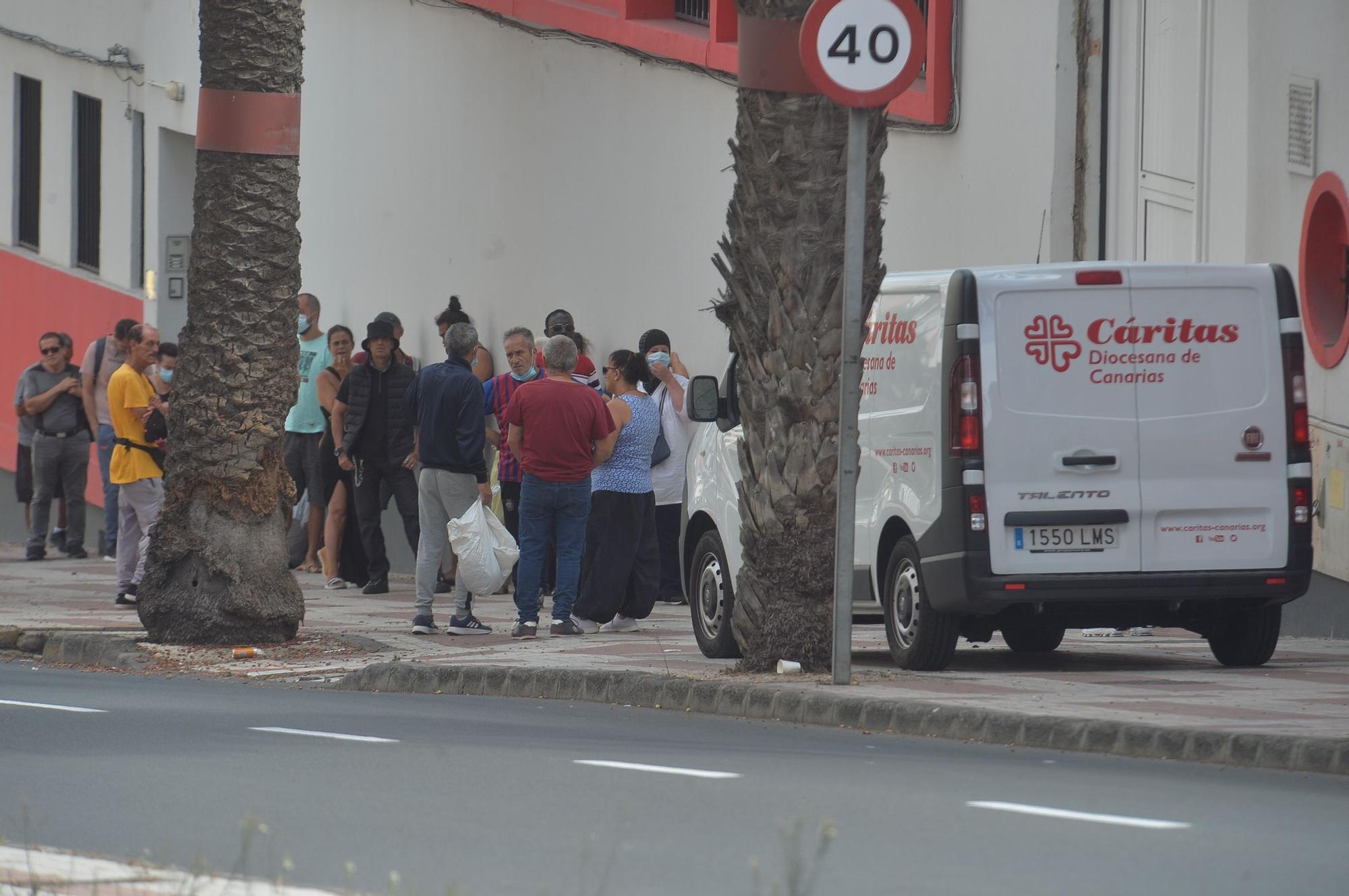 Colas en la sede de caritas en la Avenida de Escaleritas