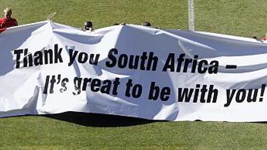 Los jugadores de Suiza despliegan una pancarta en la que se lee &quot;Gracias Sudáfrica, es genial estar aquí con ustedes&quot;, ayer. efe/peter klaunzer