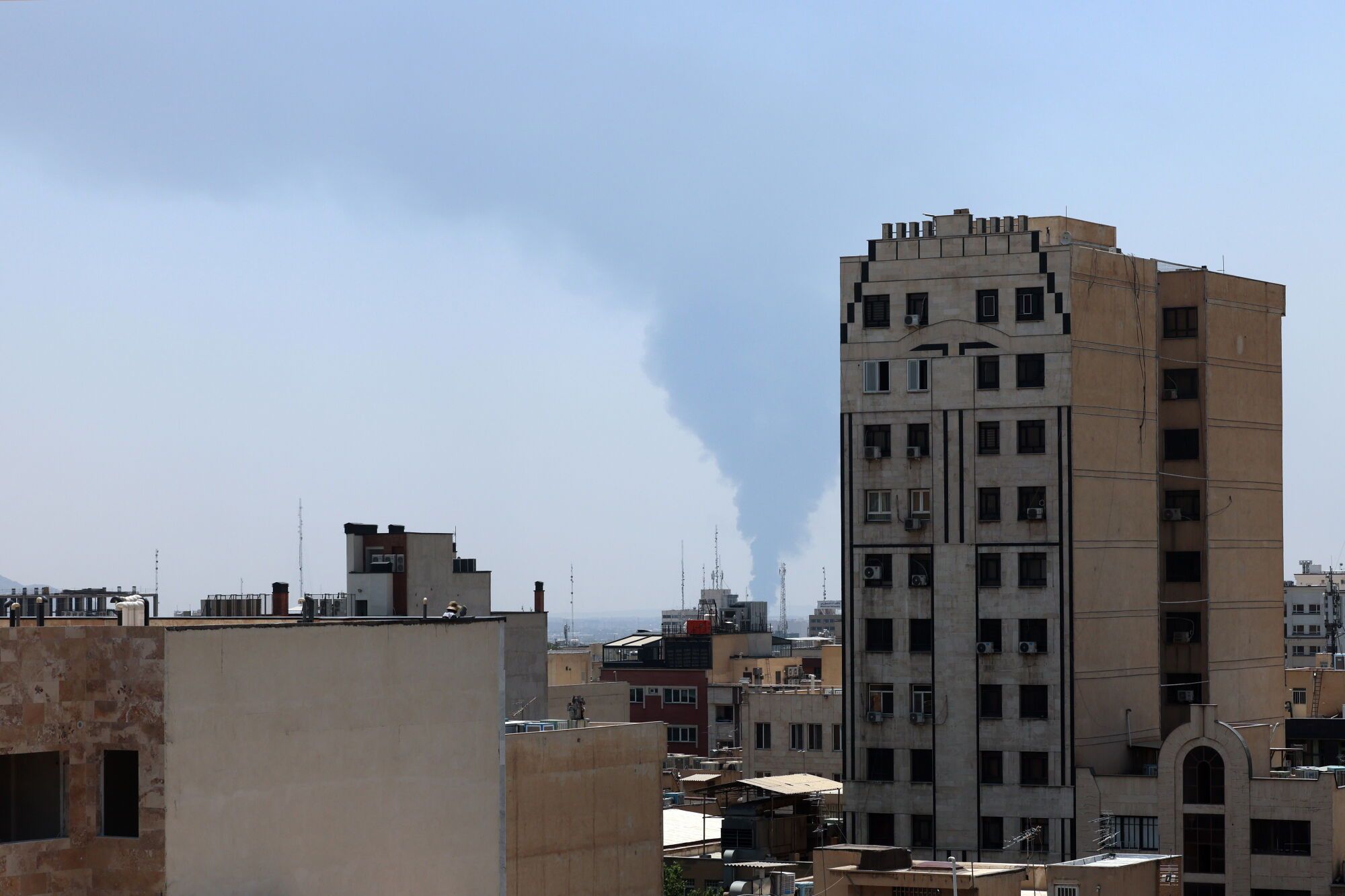 TEHRAN (Iran (Islamic Republic Of)), 15/06/2025.- Smoke rises from an oil refinery in southern Tehran, Iran, 15 June 2025. Israel continued to target sites related to Iran's nuclear program and energy facilities, after launching strikes across Iran since 13 June. In retaliation, Iran launched waves of missiles and drones toward Israel. (Teherán) EFE/EPA/ABEDIN TAHERKENAREH